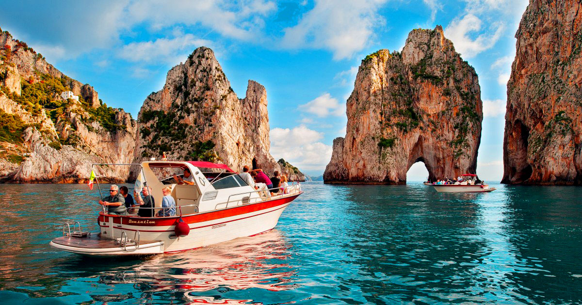 Sea excursions along the Amalfi Coast, the islands of Capri and Ischia, the Emerald Grotto, the Blue Grotto or customized excursions